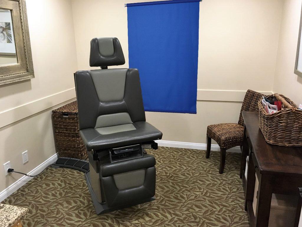 BelgerPhotography Small Spring-Powered Roll-Up/Pull-Down Background ID Photos (Chromakey Blue (Royal))