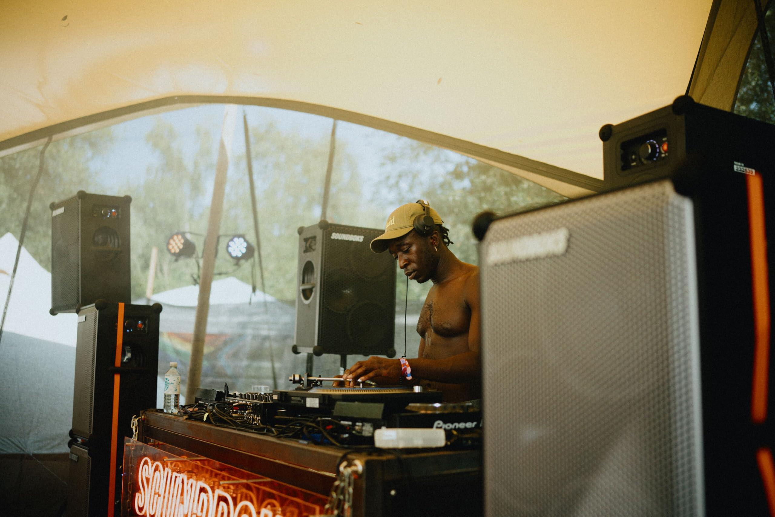 SOUNDBOKS SOUNDBOKS 4 Bluetooth Performance Speaker USB-C Charging Battery Loudest Party Speaker with 40 Hours of Battery Wireless and Portable Speaker - Designed in Denmark 126dB (Metallic Gray)