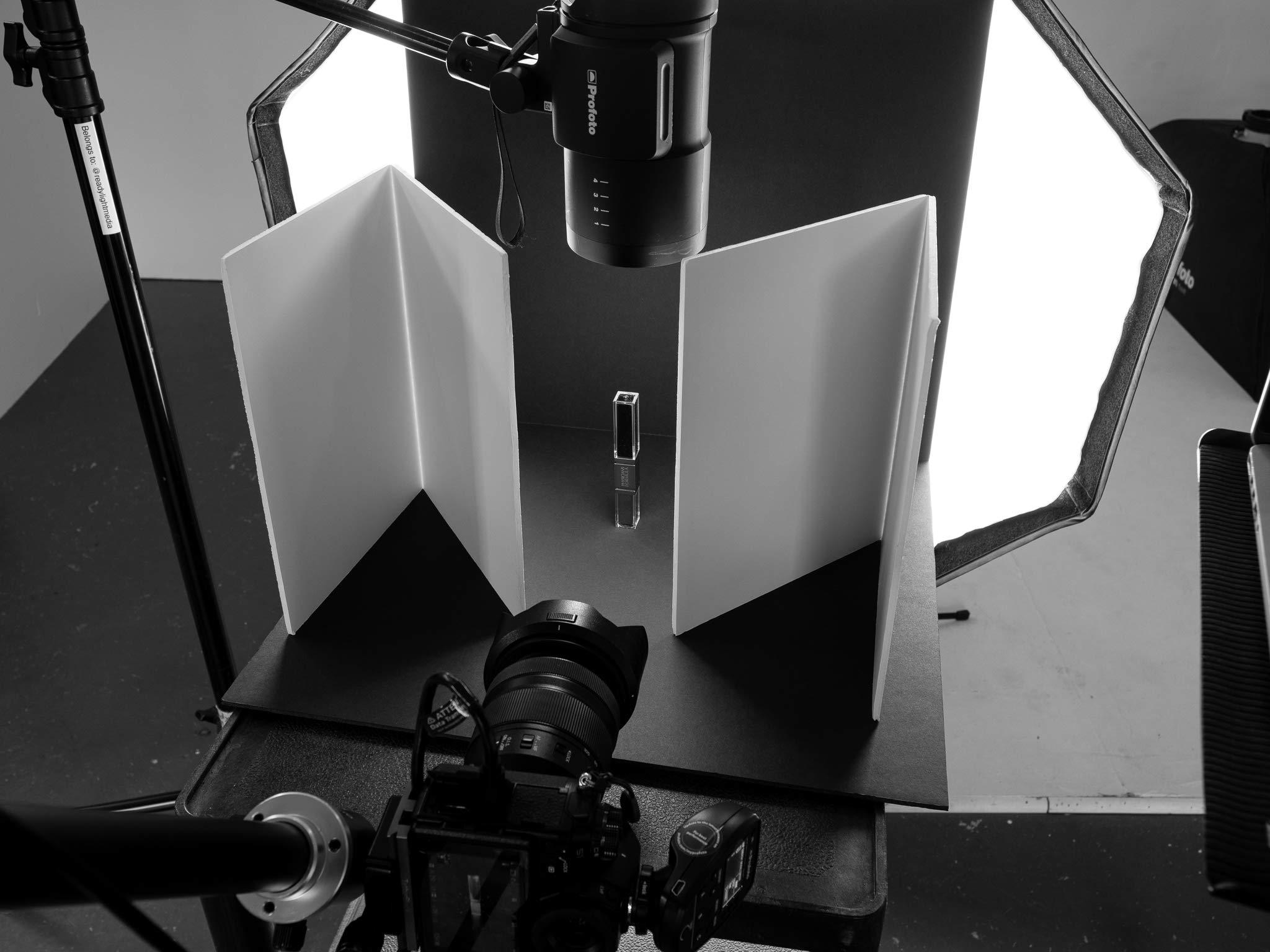 V-FLAT WORLD V-FLAT WORLD Tabletop V-Flat Light Reflectors for Photography - Food Photography & Product Photography Lighting Tool, Folding Light Reflector & Diffuser for Small Items - Small, 2 White & 2 Black