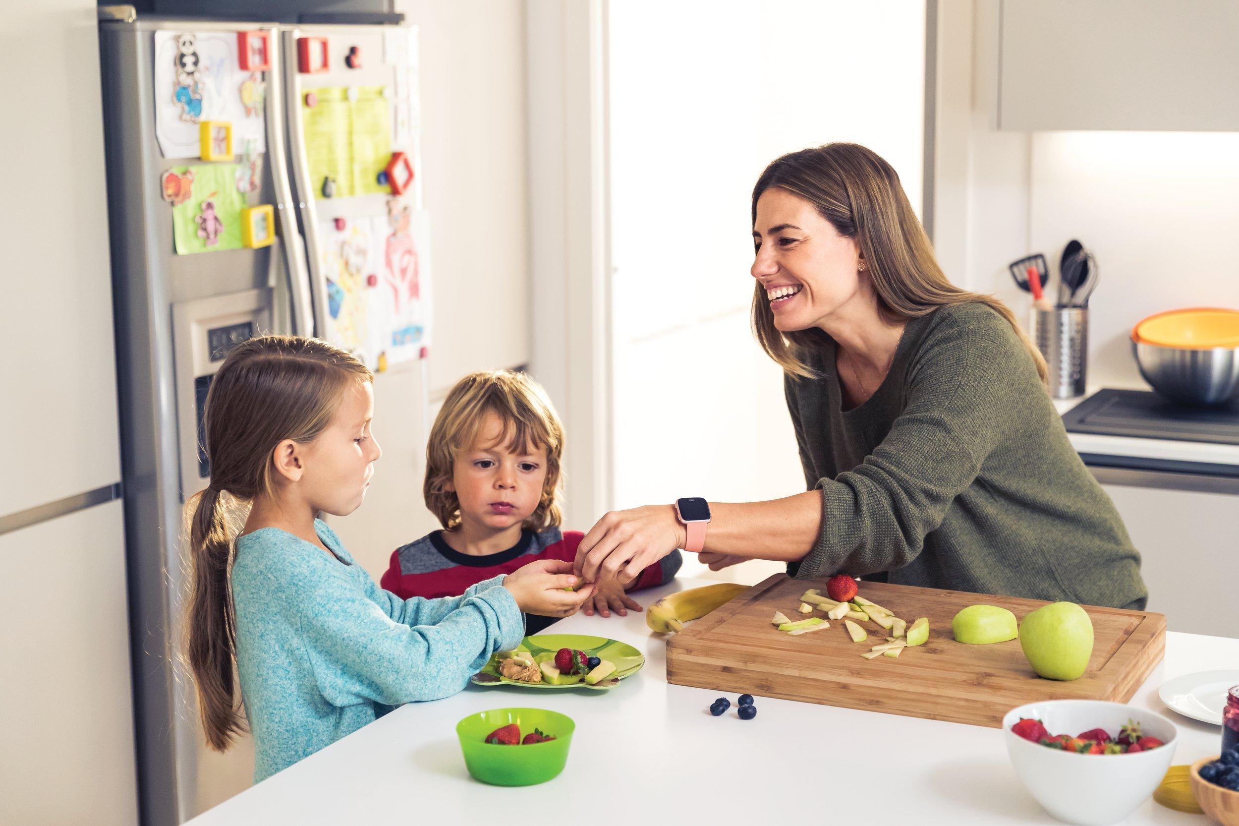 Fitbit Fitbit Versa Smart Watch, Peach/Rose Gold Aluminium, One Size (S & L Bands Included) - (Renewed)
