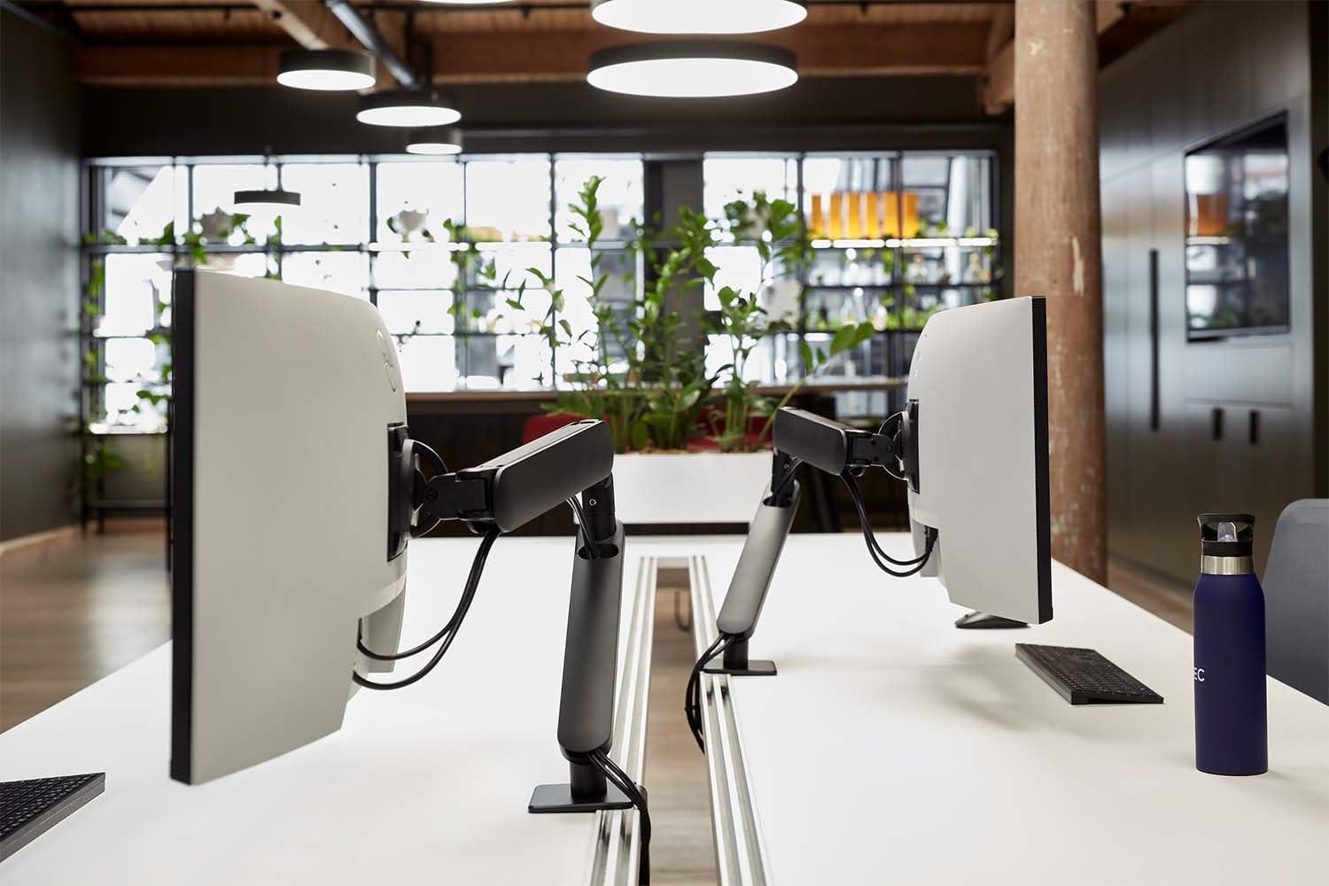 ATDEC Atdec Ora Monitor Arm F-Clamp - Monitor arm for 34inch screens flat or curved 2-8kg, VESA 75x75, 100x100. Includes F-Clamp in box - White