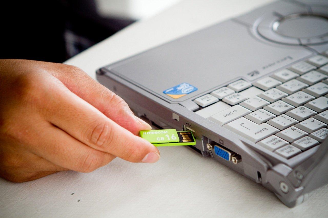 Freecom Freecom USBClip 36170 USB Flash Memory, Pink, 16 GB, USB 2.0, Frustration-Free Packaging (FFP)