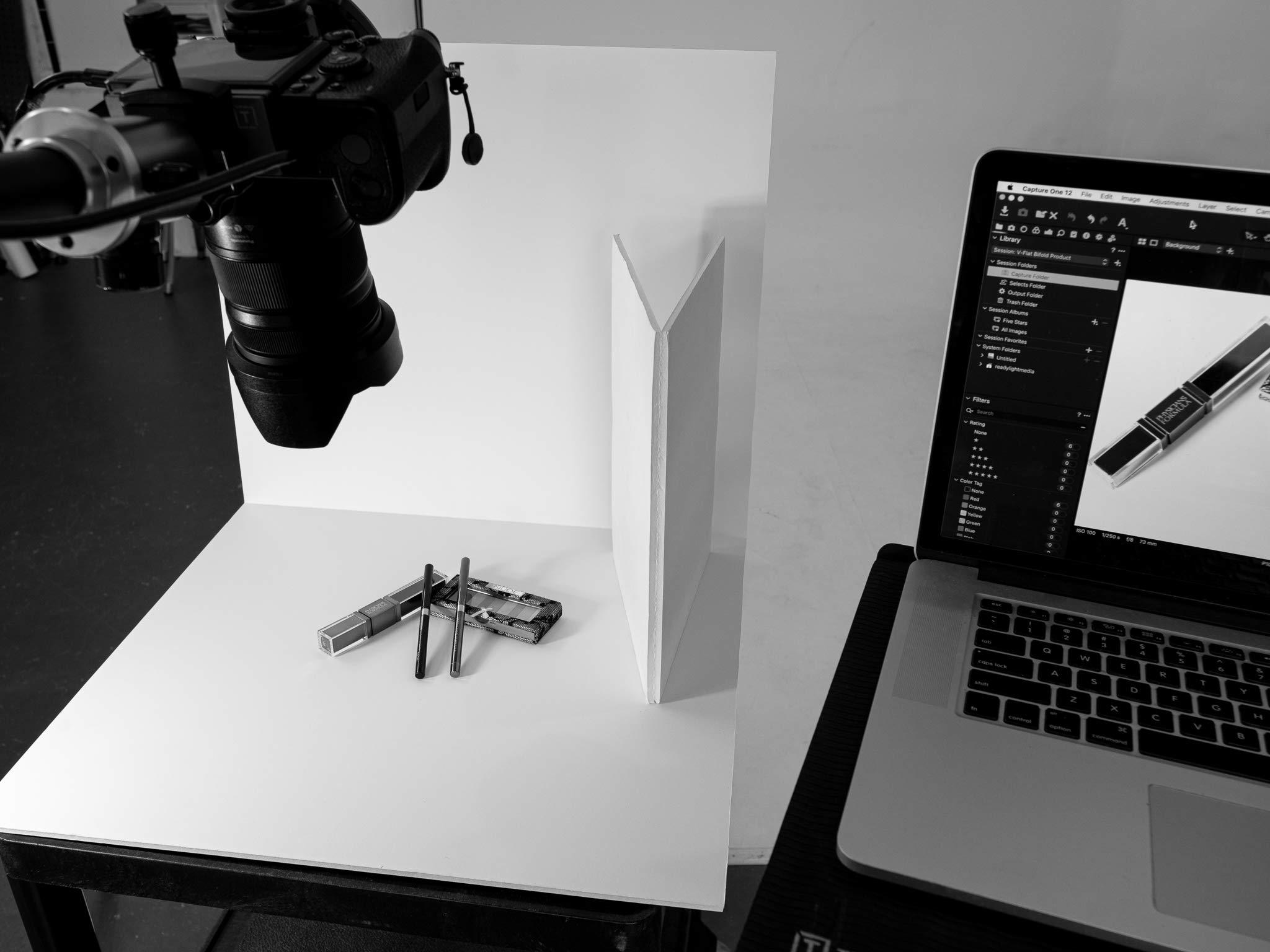 V-FLAT WORLD V-FLAT WORLD Tabletop V-Flat Light Reflectors for Photography - Food Photography & Product Photography Lighting Tool, Folding Light Reflector & Diffuser for Small Items - Small, 2 White & 2 Black