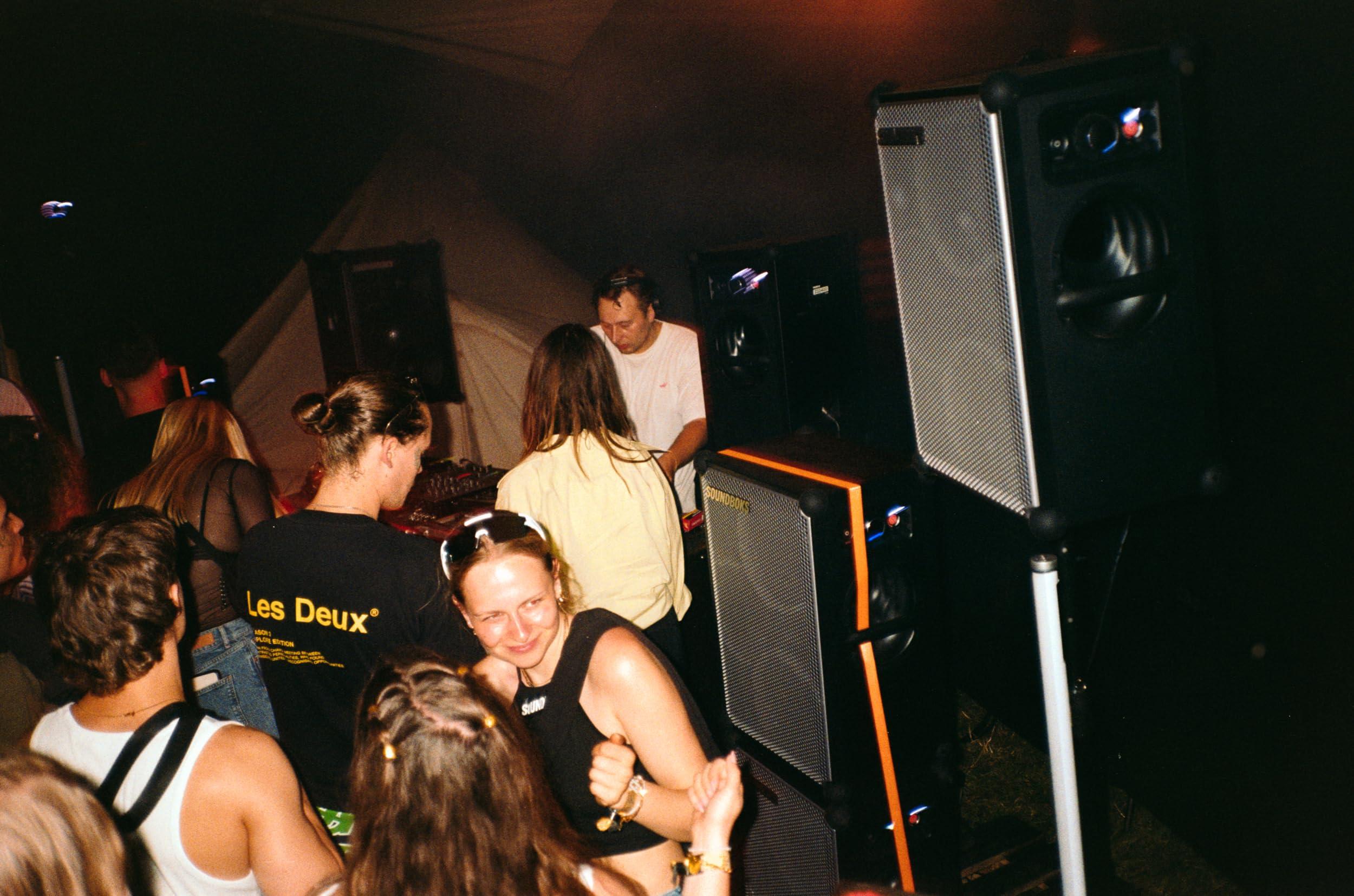 SOUNDBOKS SOUNDBOKS 4 Bluetooth Performance Speaker USB-C Charging Battery Loudest Party Speaker with 40 Hours of Battery Wireless and Portable Speaker - Designed in Denmark 126dB (Metallic Gray)